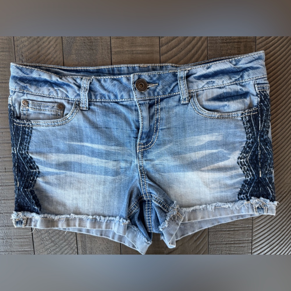 Maurices Embroidered Accent Print Jean Shorts Junior’s Size 7/8